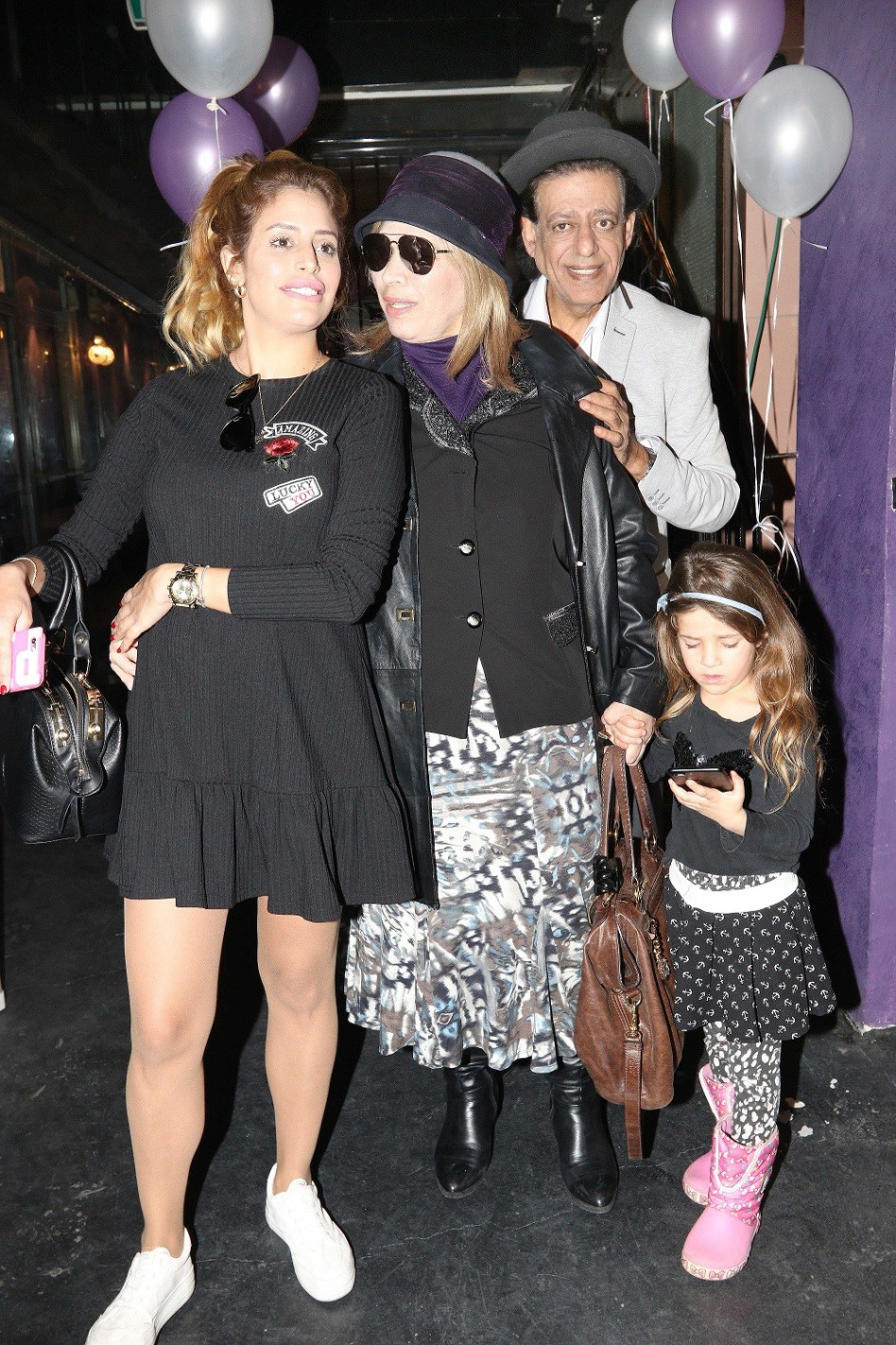 לא יאומן. בת אל ושימי תבורי ויהודית באומן עם הנכדה