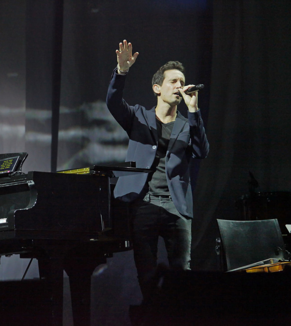 קורע את הבמה