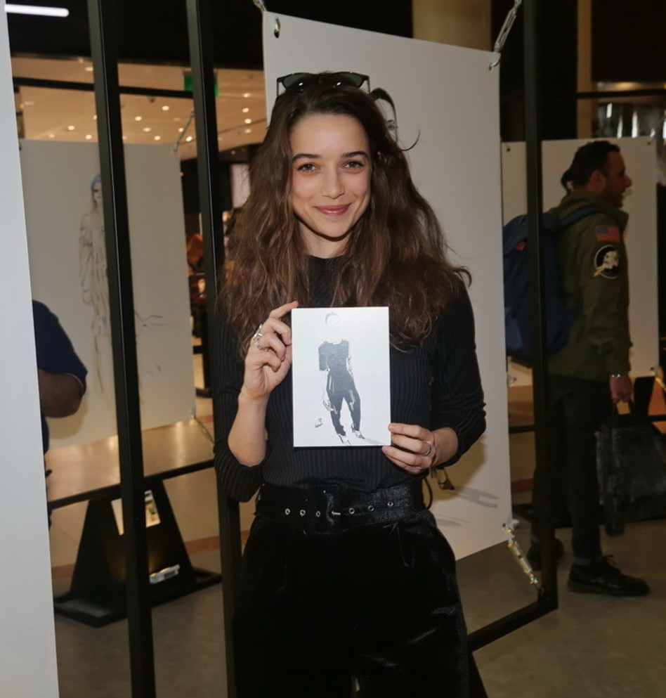 דניאל גל עם הקופי שלה