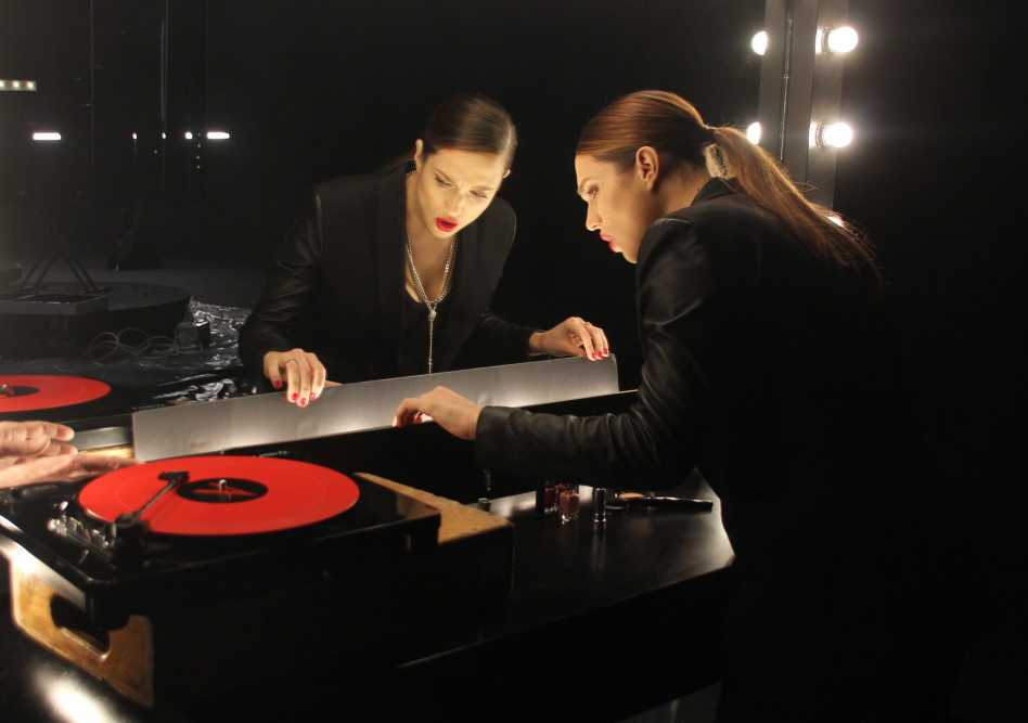 ואז עושה משהו עם פטיפון...