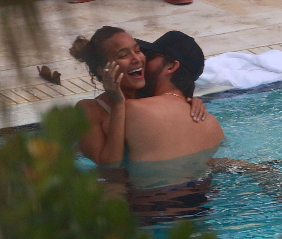 יום ראשון. בחורה ראשונה (צילום: splashnews(