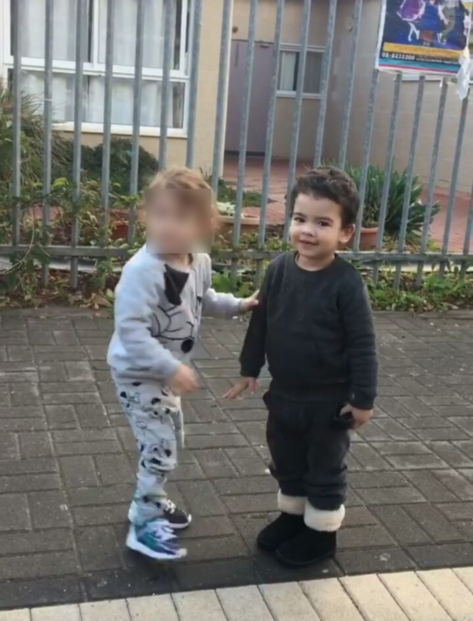 הקטן מחוייך