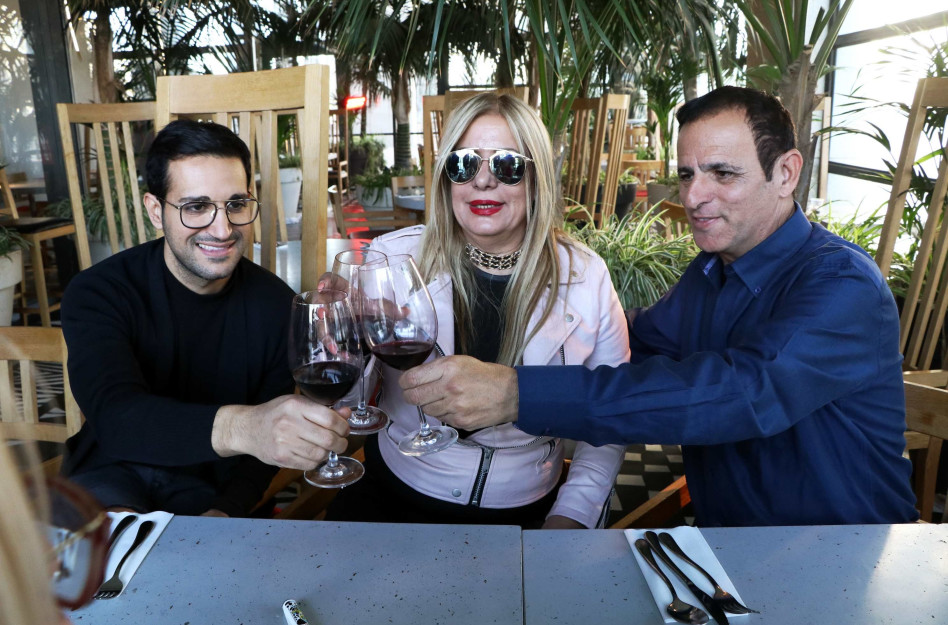 מרימים כוס יין