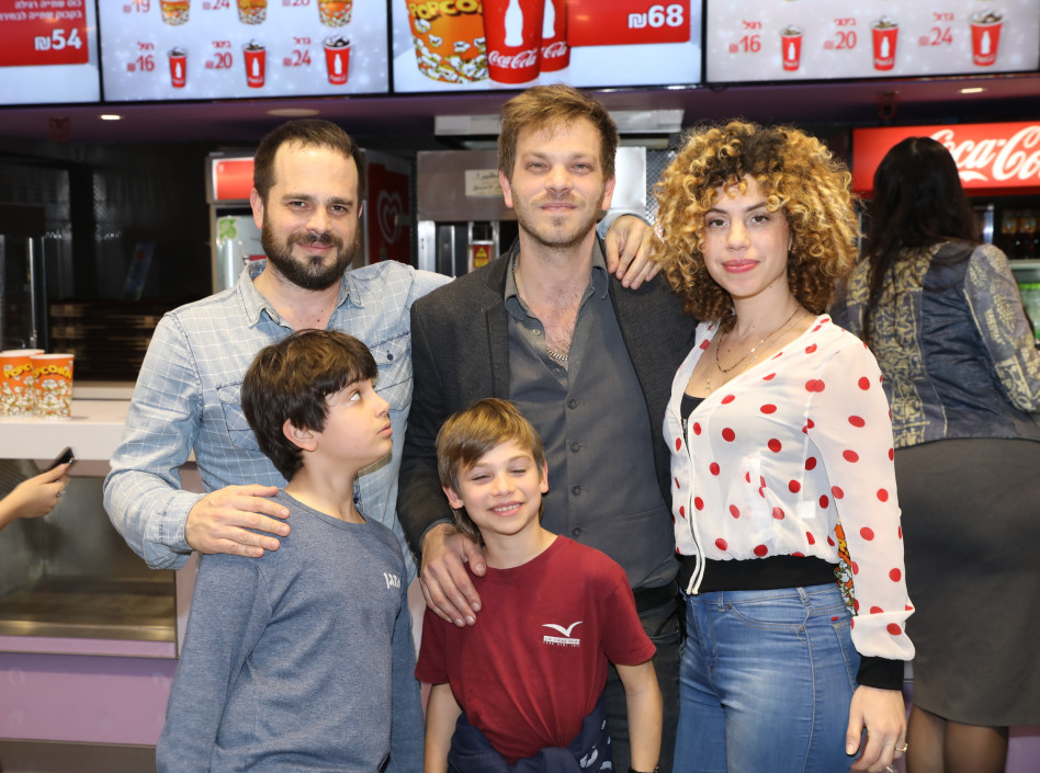 איפה הנשים?? עומר ברנע עם בת הזוג ואחיו