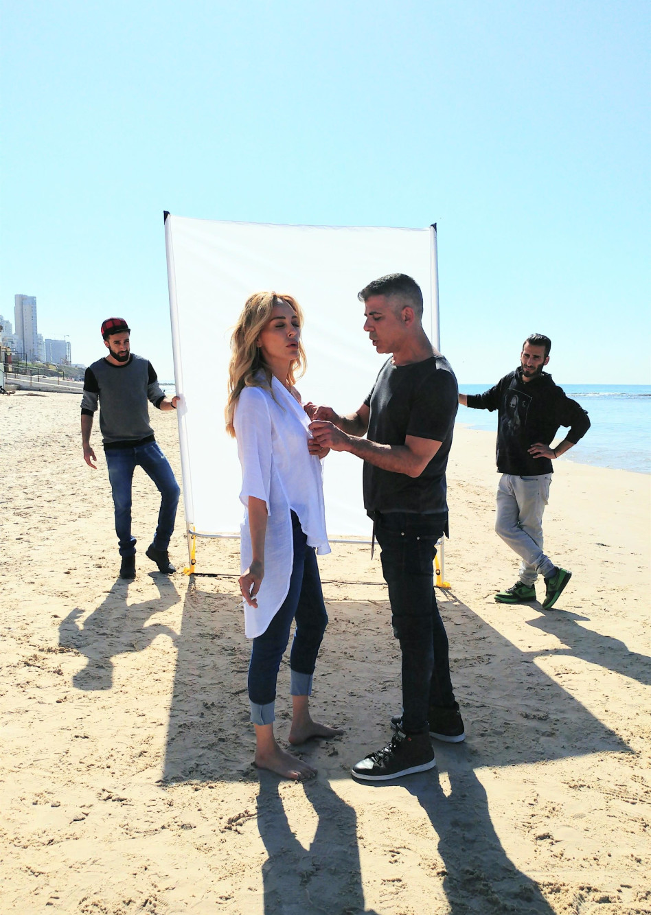 איך ידעו שהיא מבלה בים?