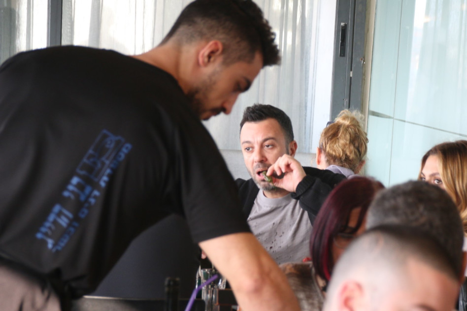 מישהו רוצה חמוצים משהו?