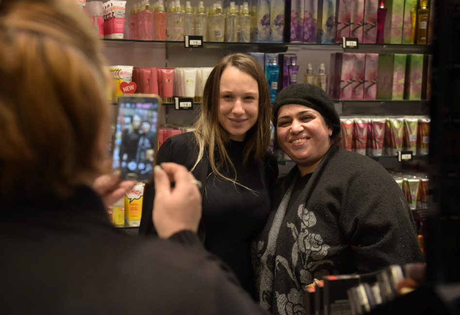 סלפי עם קהל של משתוללים