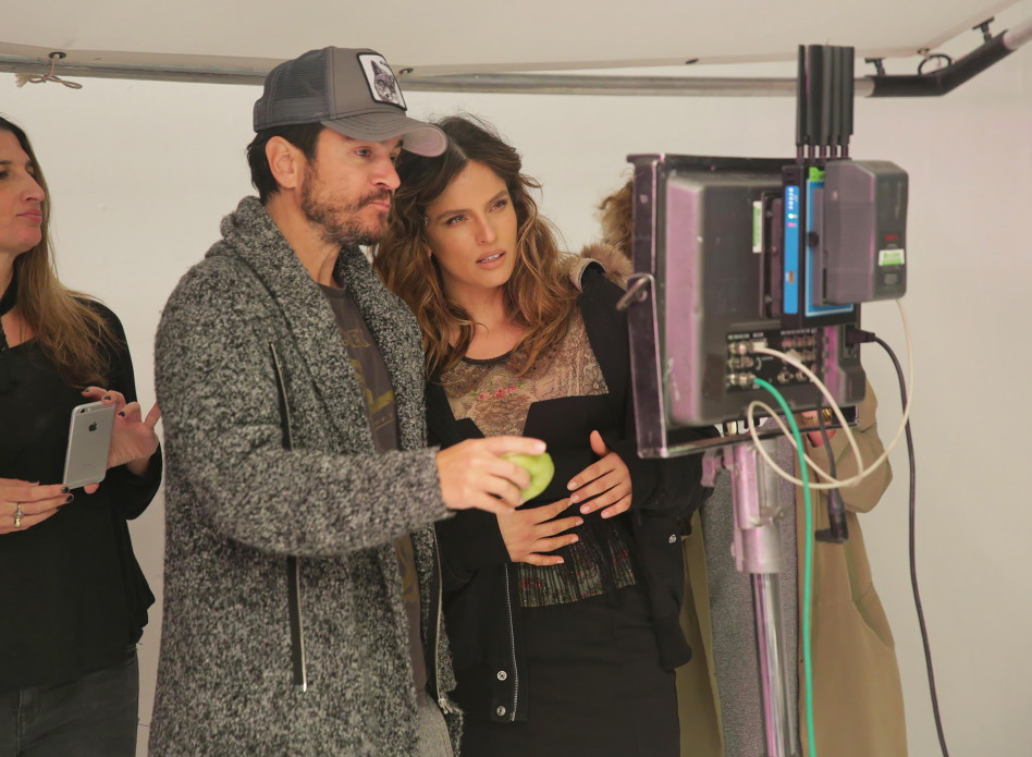 דואגת גם מאחורי המצלמה