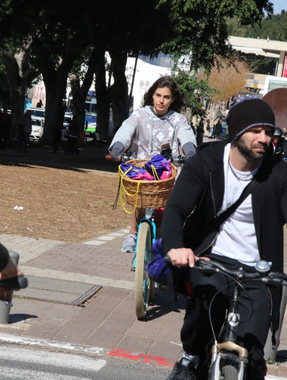 מדוושת ברחבי תל אביב. שלומית מלכה (צילום: ניר פקין)