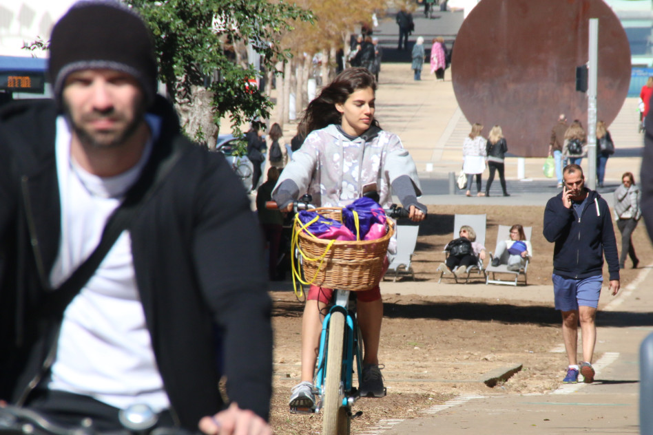 השאירה את שקיות הזבל בבית