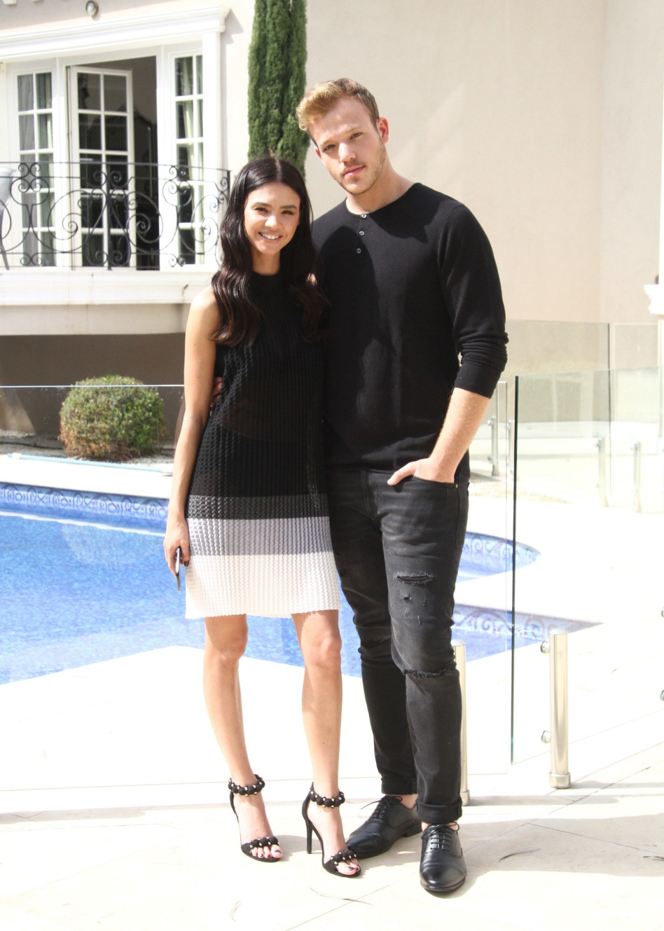 על שפת הבריכה