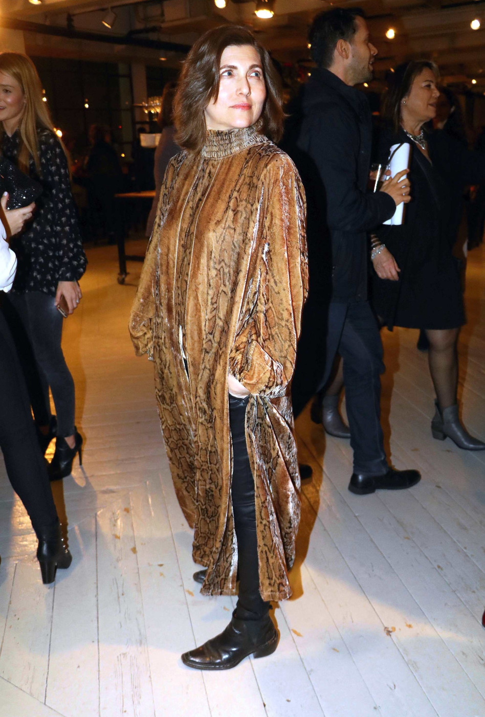 שמלה? טוניקה? חלוק? . קרן מור