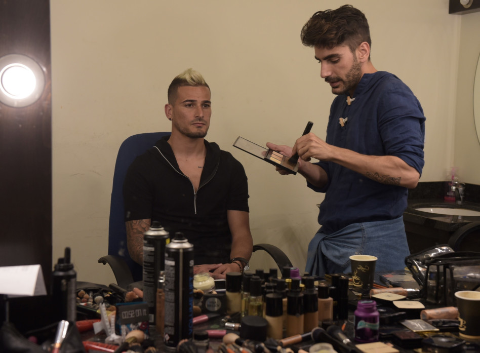 מתרגל לאיפור שיער. מאור בוזגלו (צילום: אלעד גוטמן)