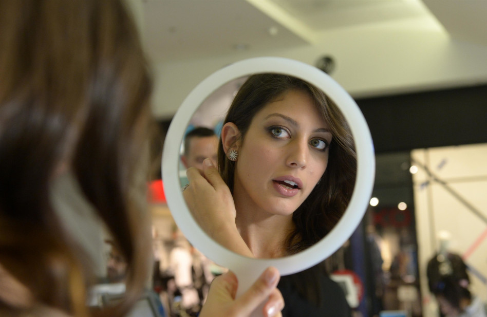 מראה מראה שעל הקיר