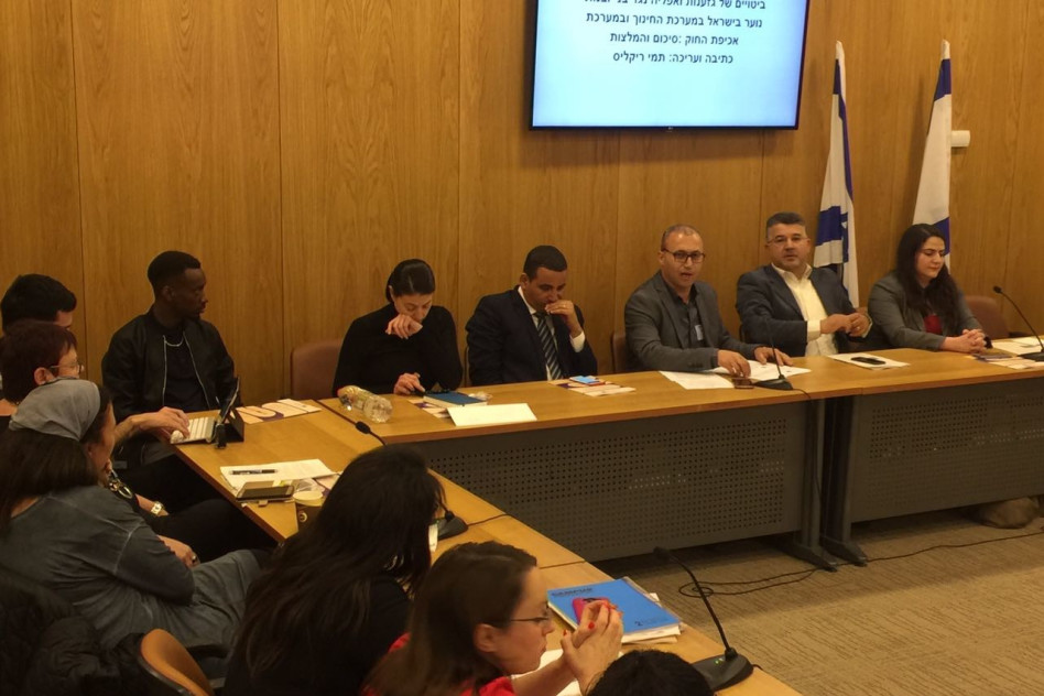 יושב ליד מרב מיכאלי.