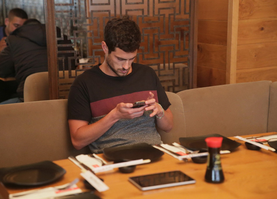 חוזר לעולם החיצון עם הטלפון