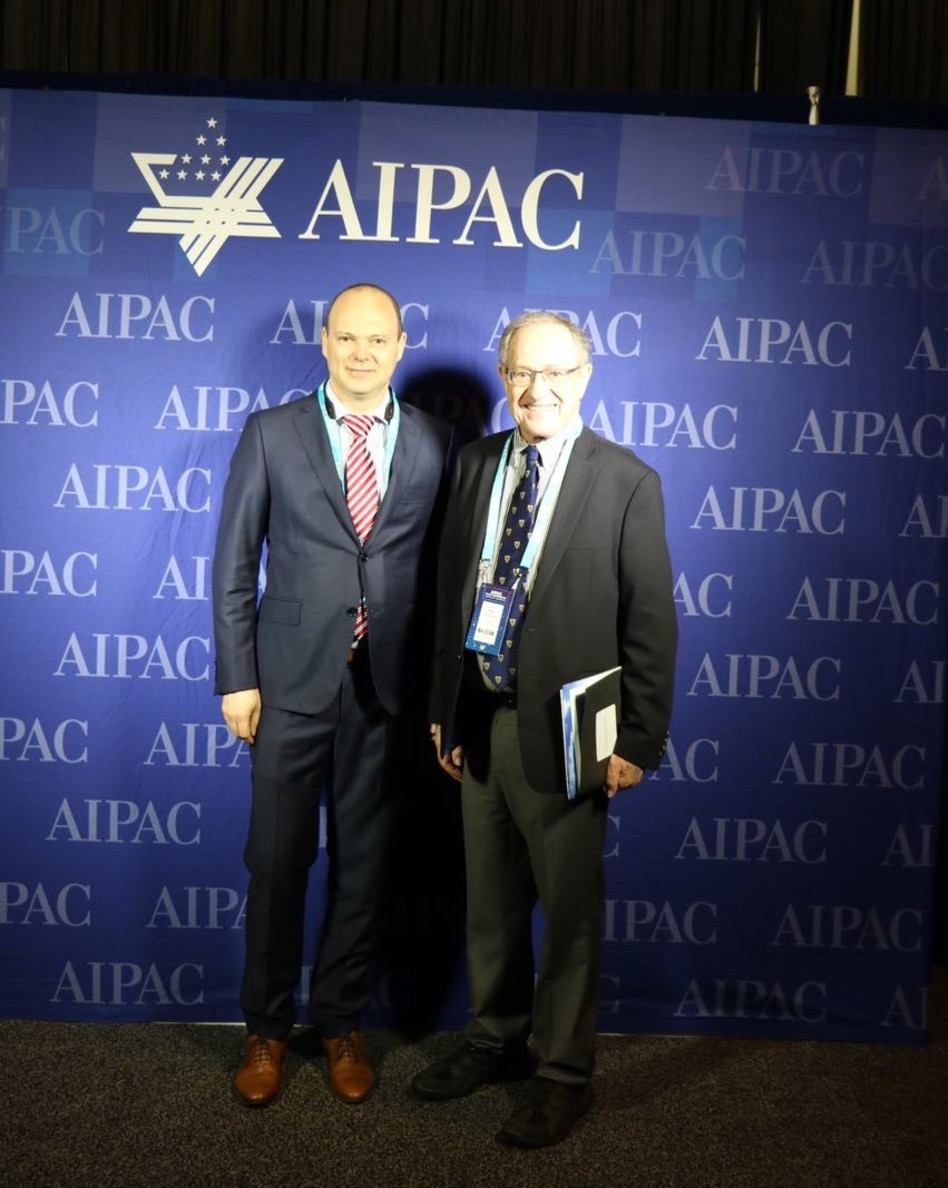 אלן דרשוביץ ומקסים פסיק 