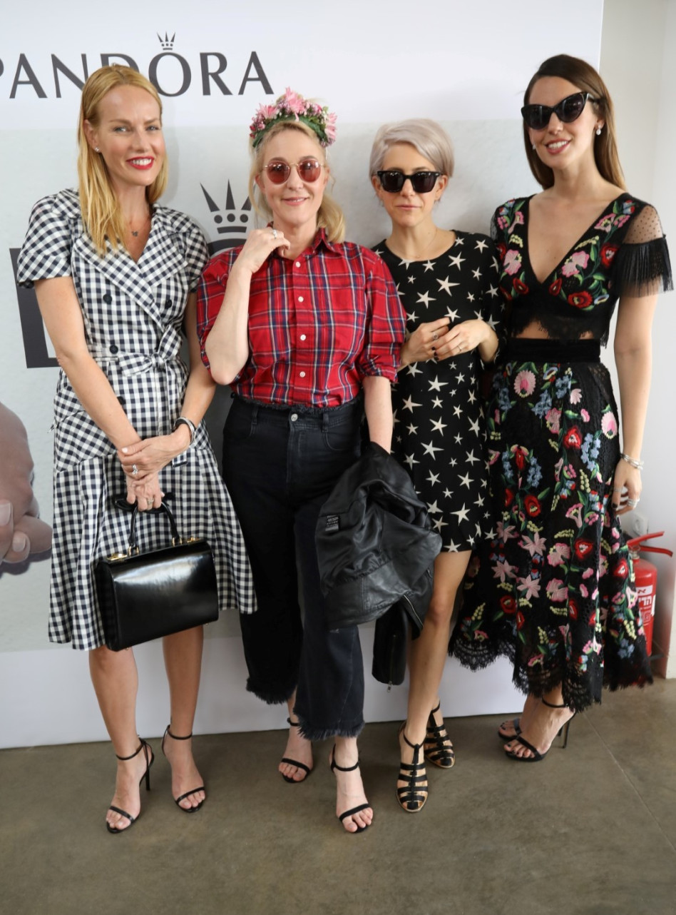 שוות. ירדן הראל, דפנה לוסטיג, מיה דגן וגלית גוטמן