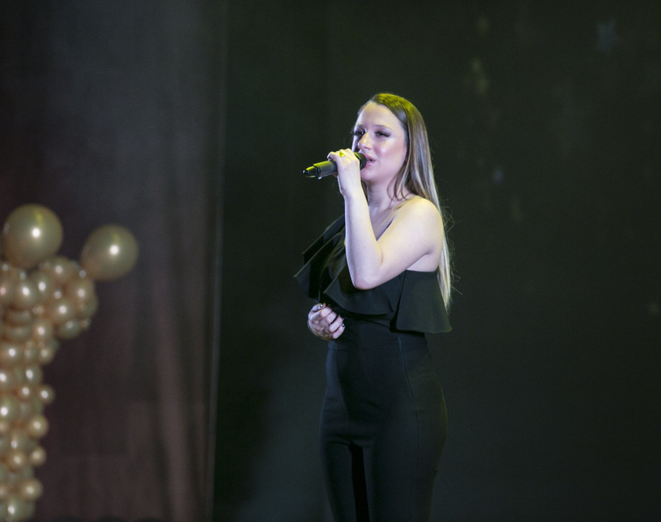 לפחות היא הגיעה לבמה