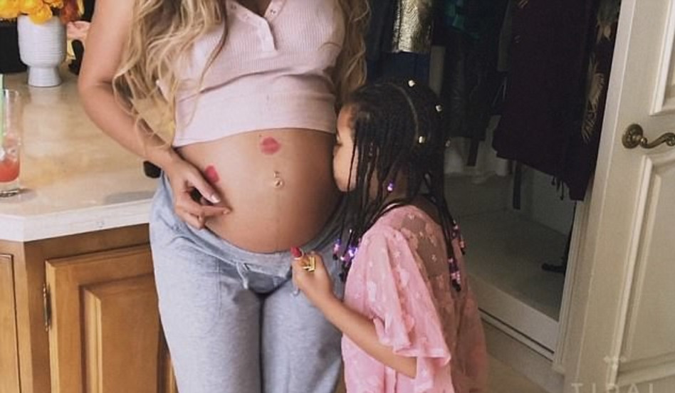 בייבי באמפ. ביונסה ובלו אייבי (צילום מסך)