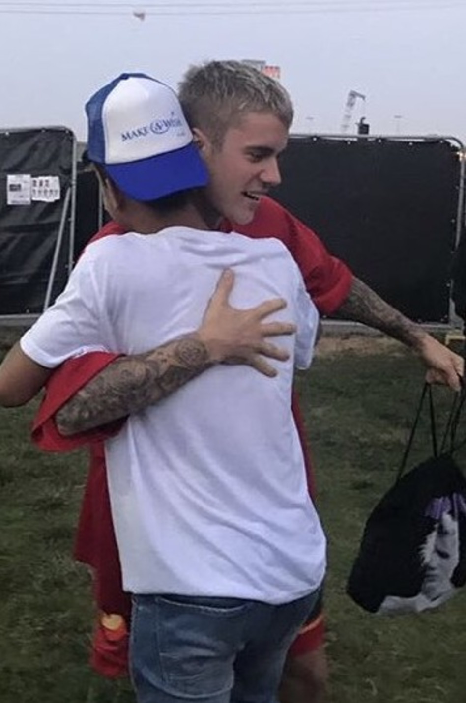 רגע המפגש המרגש. ביבר ועומר. צילום: גיא בן אהרון