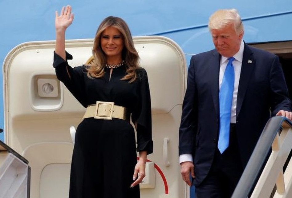 דונלד טראמפ ומלניה טראמפ נוחתים בריאד (צילום: רויטרס)
