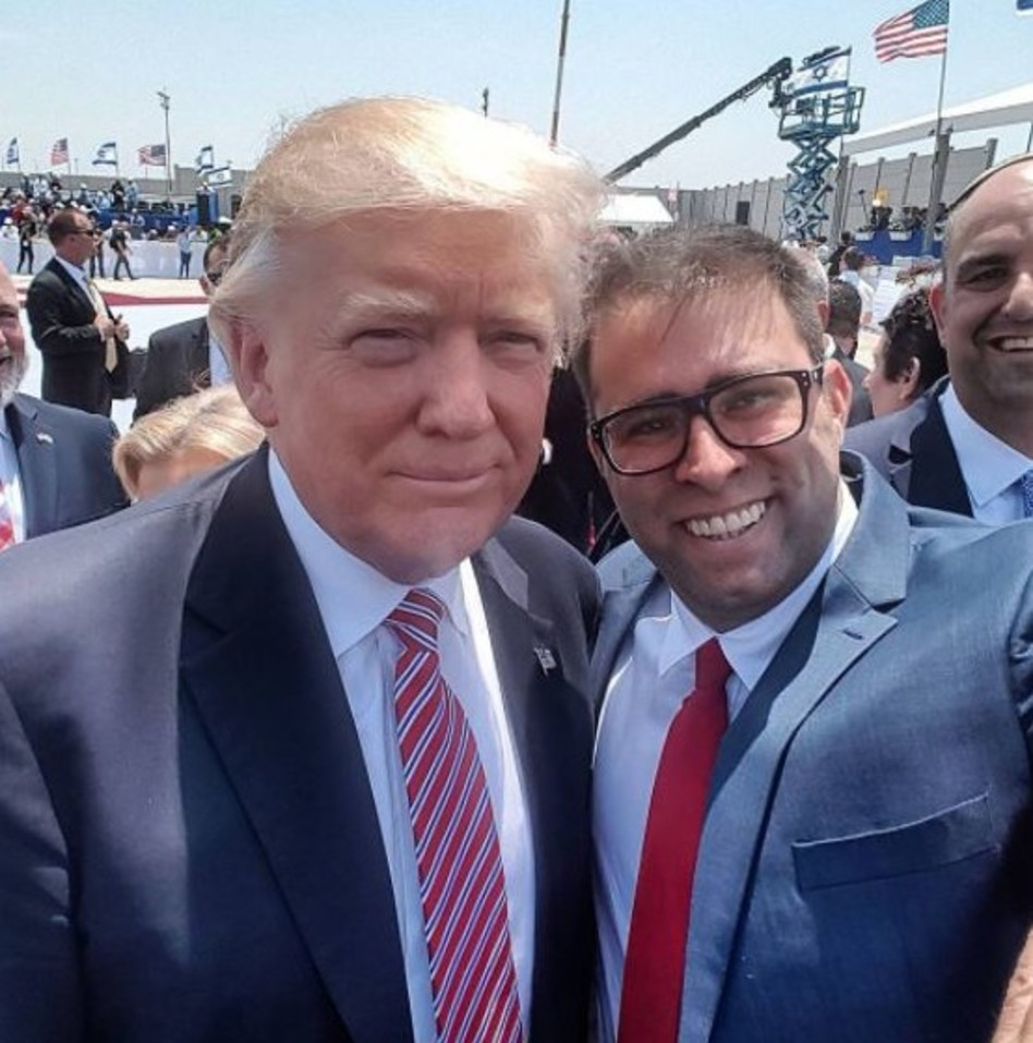 אורן חזן עושה סלפי עם טראמפ (צילום: מסך)