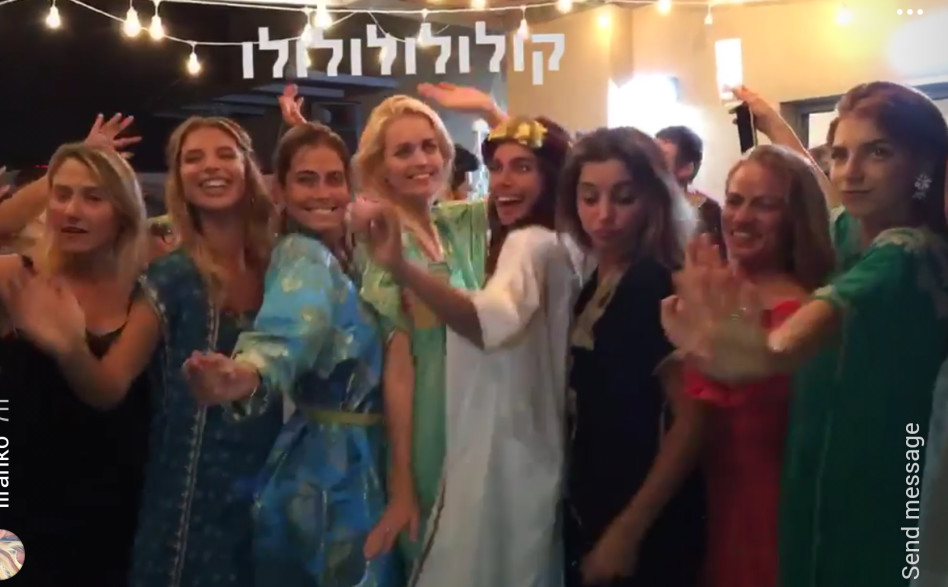 הבנות מרימות