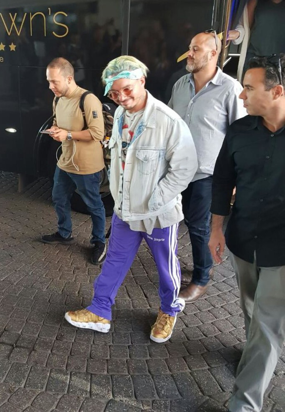 חביב נטול מעריצות משוגעות