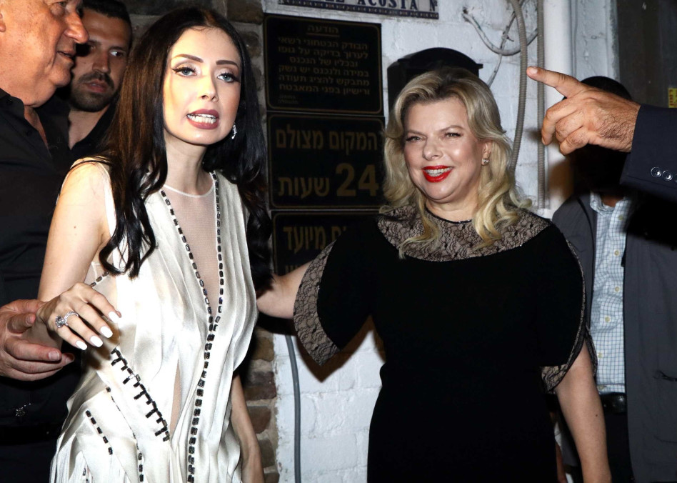 בסטוש. שרה נתניהו וניקול ראידמן (צילום: אמיר מאירי)