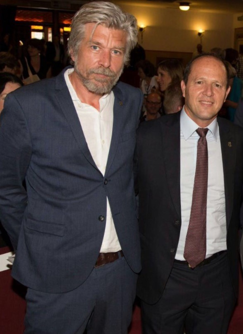 ניר ברקת וקרל אובה קנאוסגורד (צילום: דוד סער)