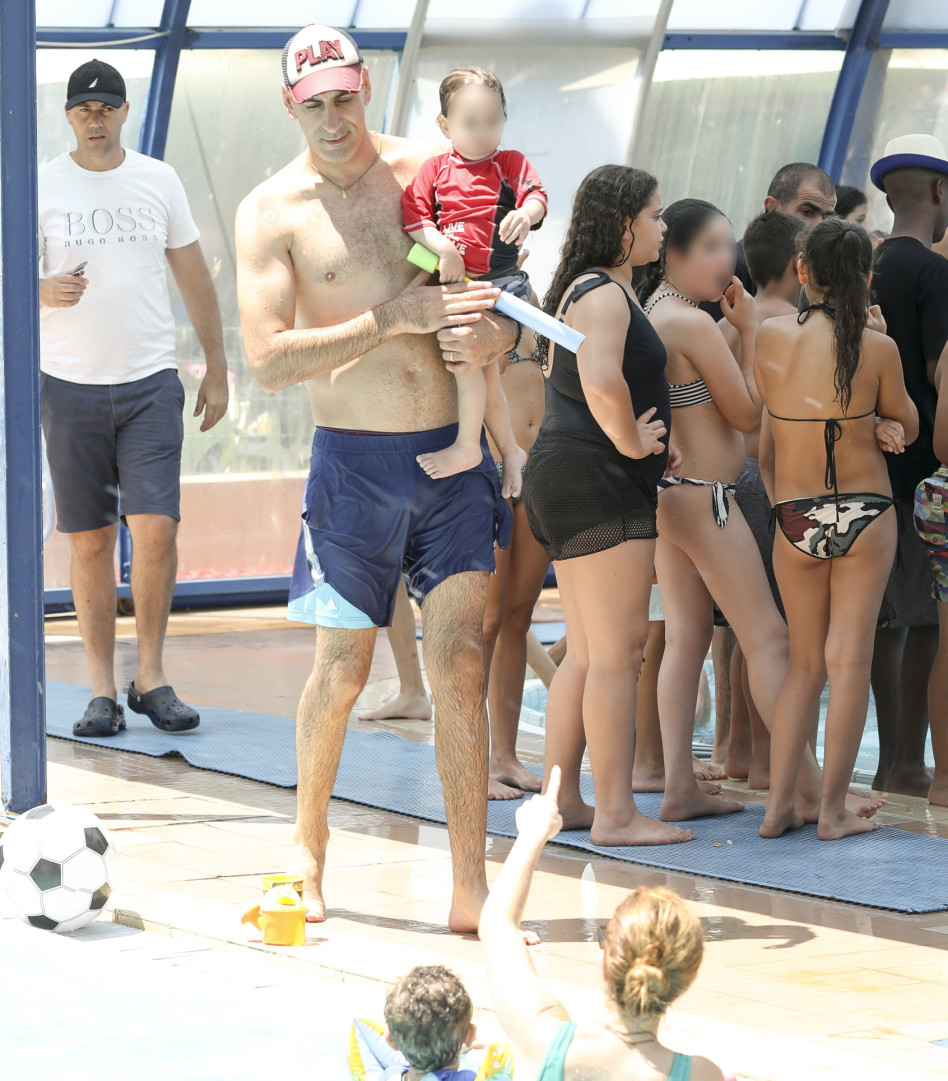 אמא מציצה מלמטה. קובי מימון קרן שיניוק והילדים. (צילום: רפי דלויה)