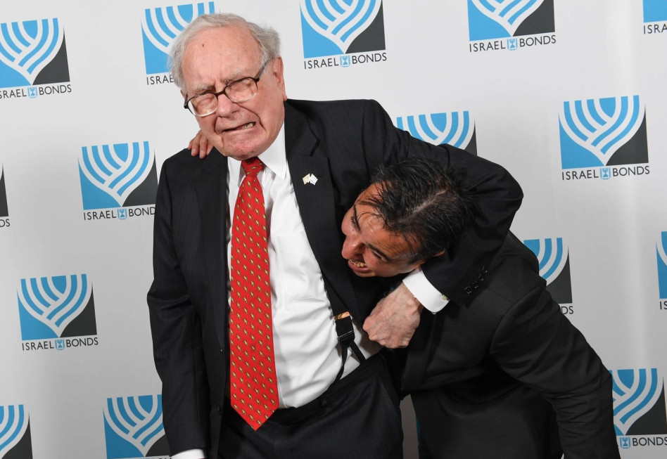 שחר עזרן ו-וורן באפט (צילום: פייסבוק)