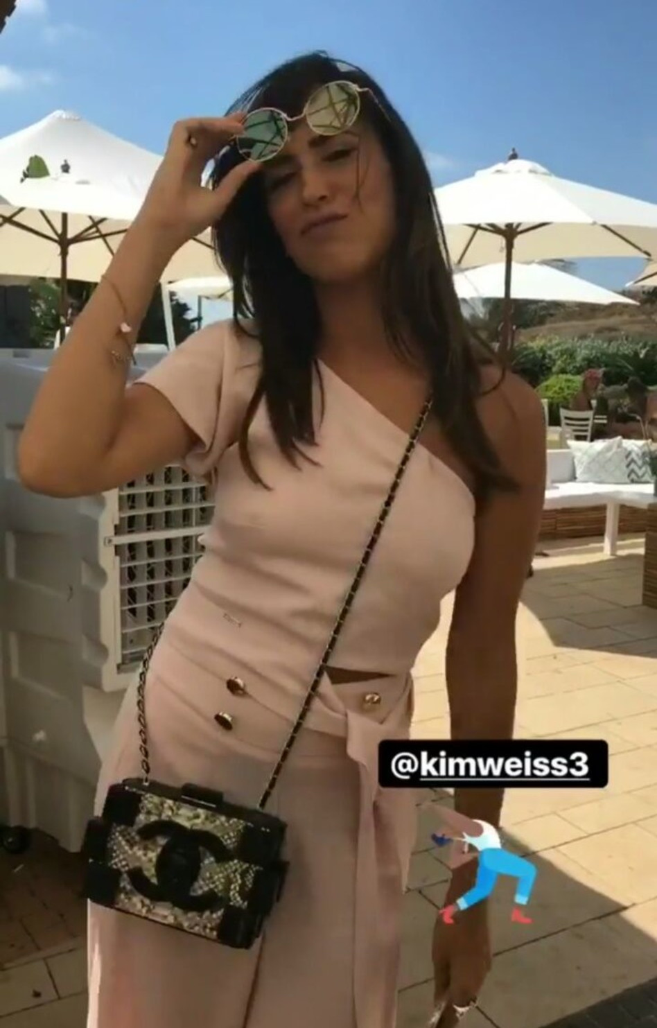 ככה זה היה בהתחלה. אוברול ורוד ומשקפי שמש צהובים (צילום: אינסטגרם)