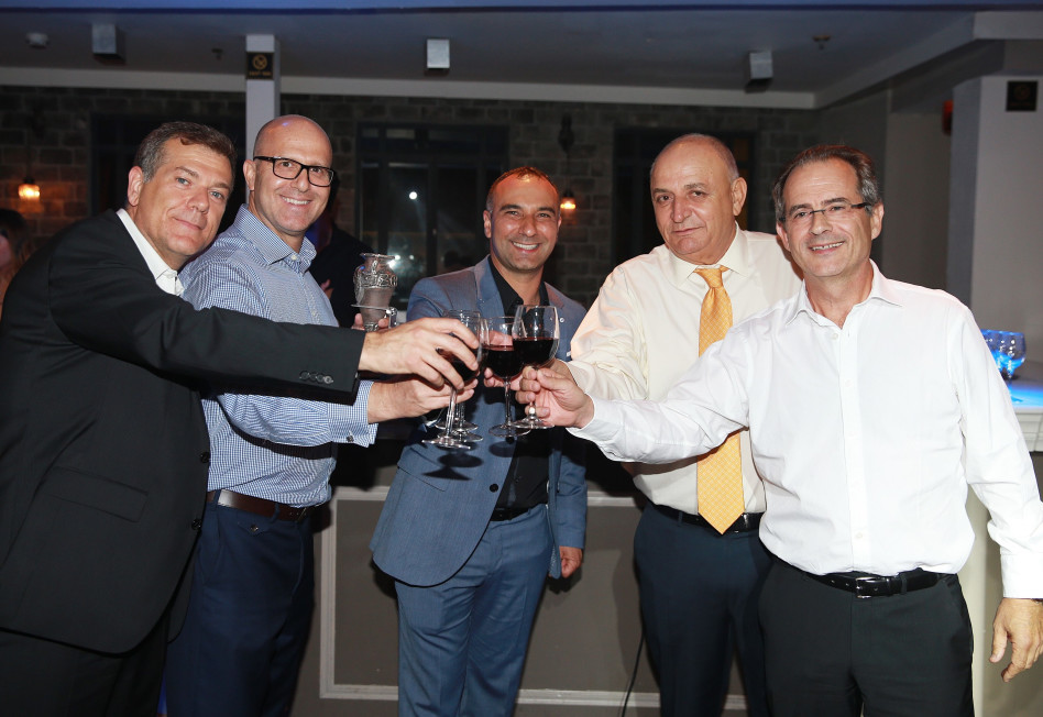 מייקל ישראל, יצחק תשובה, יוסי אבו, רועי נבון ויוסי גבורה (צילום: דוברות דלק קידוחים)