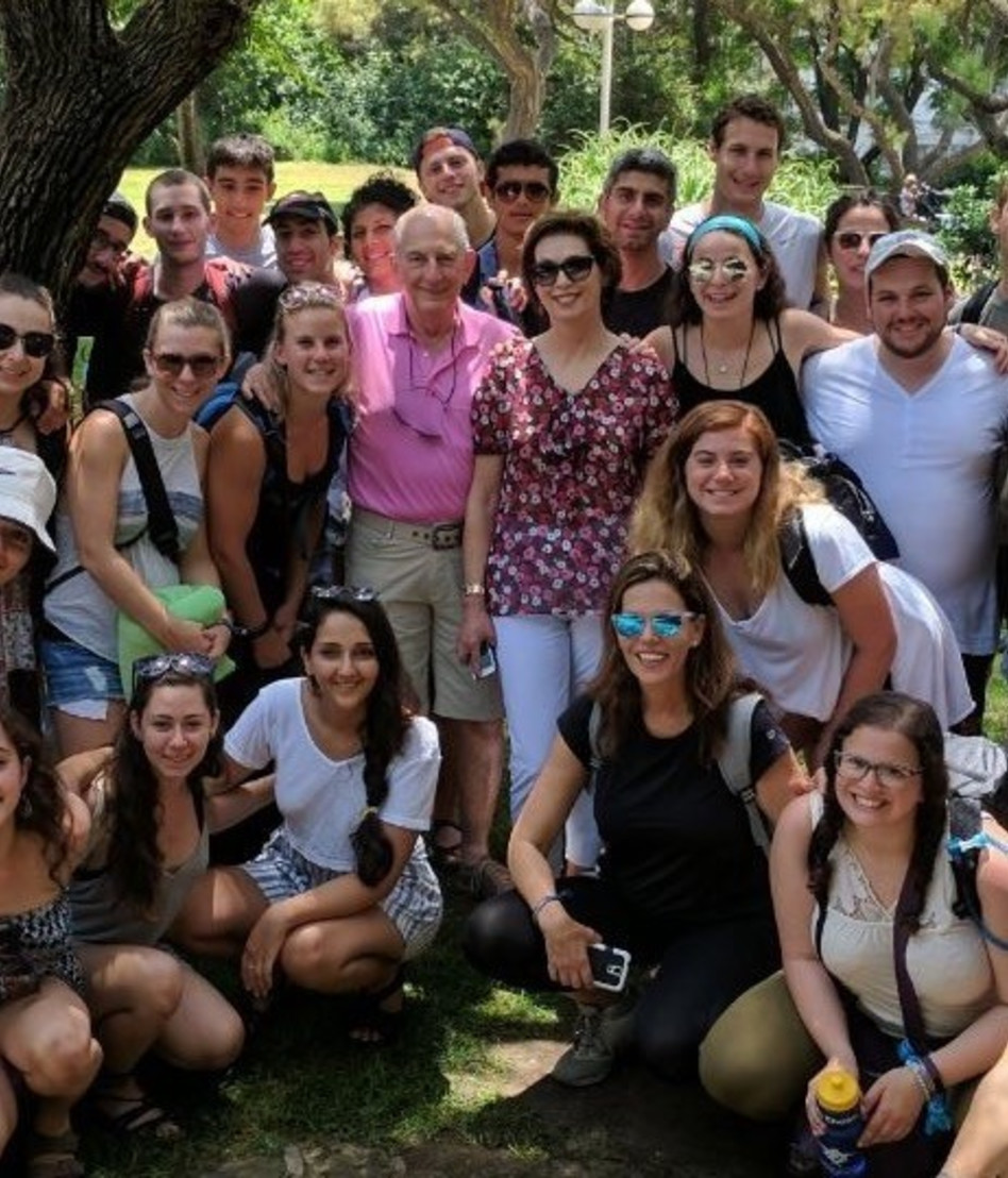 צ'רלס ברונפמן (במרכז) וצעירי תגלית (צילום: יח"צ)