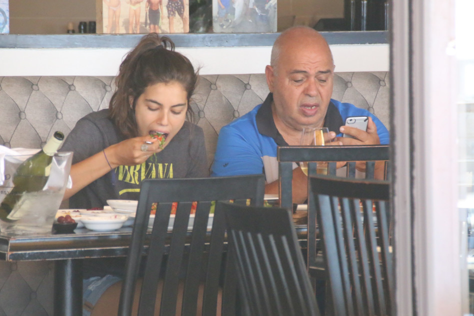 גם לא שמה טחינה כי חבל על הקלוריות. שלומית מלכה ואבא מקס