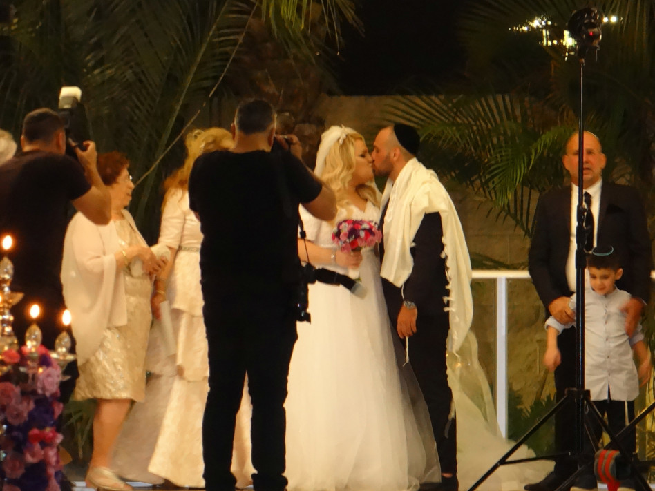 הרי את מקודשת לו. תהילה אסורי ומשה חדיף (צילום: לירון בר און ואור גפן)