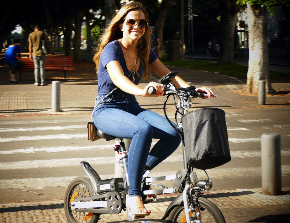 מדגימה איך רוכבים בסטייל. אגם רודברג (צילום: אמיר מאירי)