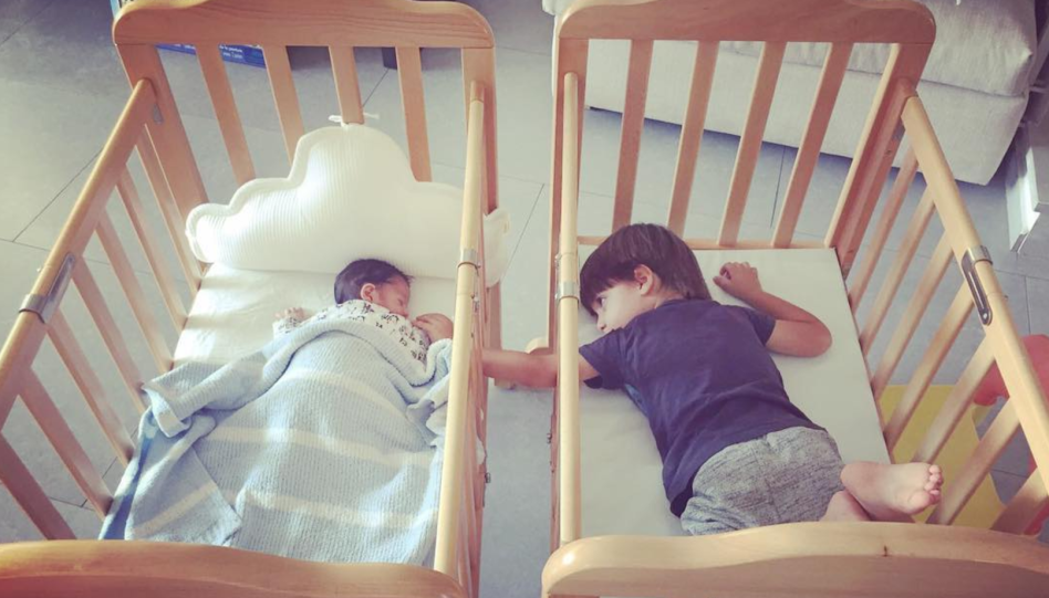 איתי והפעוט החדש (צילום: אינסטגרם שירי מימון)