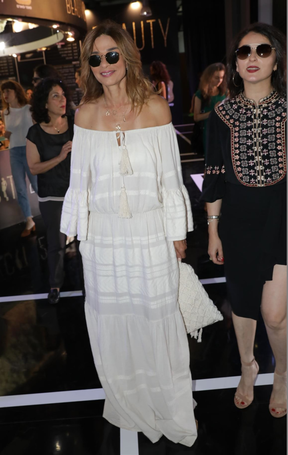 מתחמקות מהחום. ליאת אשורי ואורנה דץ