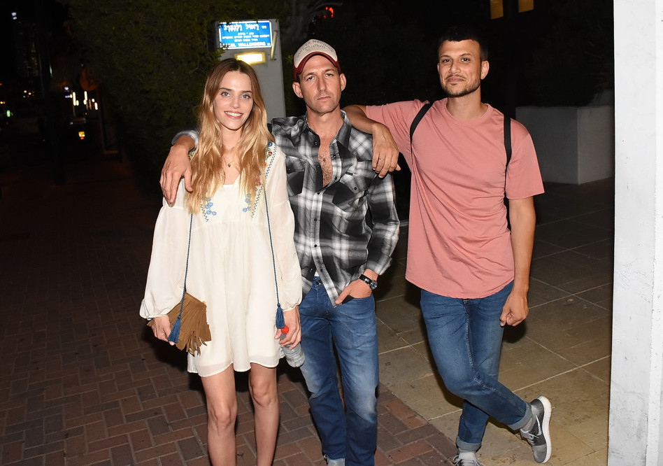 כולם רוצים להיות איתה. אסי עזר, רותם סלע ואורי פפר