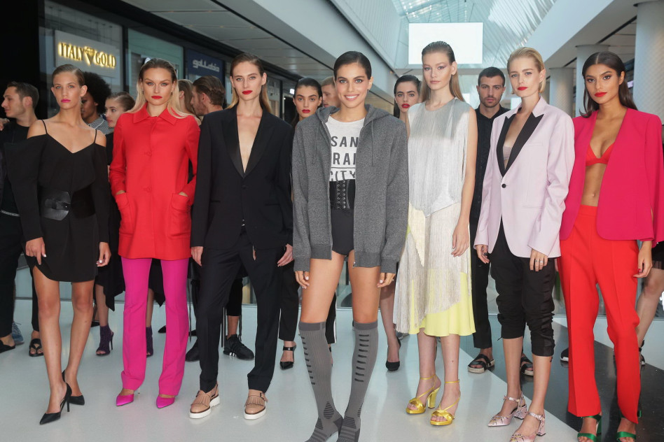 רגע לפני, עם היפות שלה. שני זיגרון, שביט ויזל, סופיה מצ'טנר, שלומית מלכה , נועם פרוסט, אלכסה דול  (צילום: שוקה כהן)