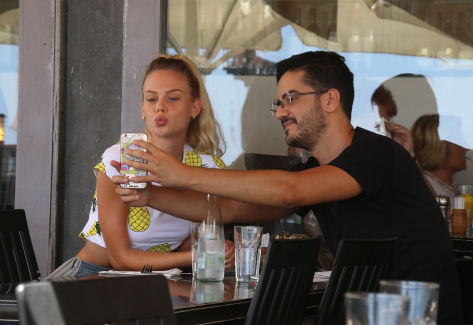 ניתן נשיקה רחוקה