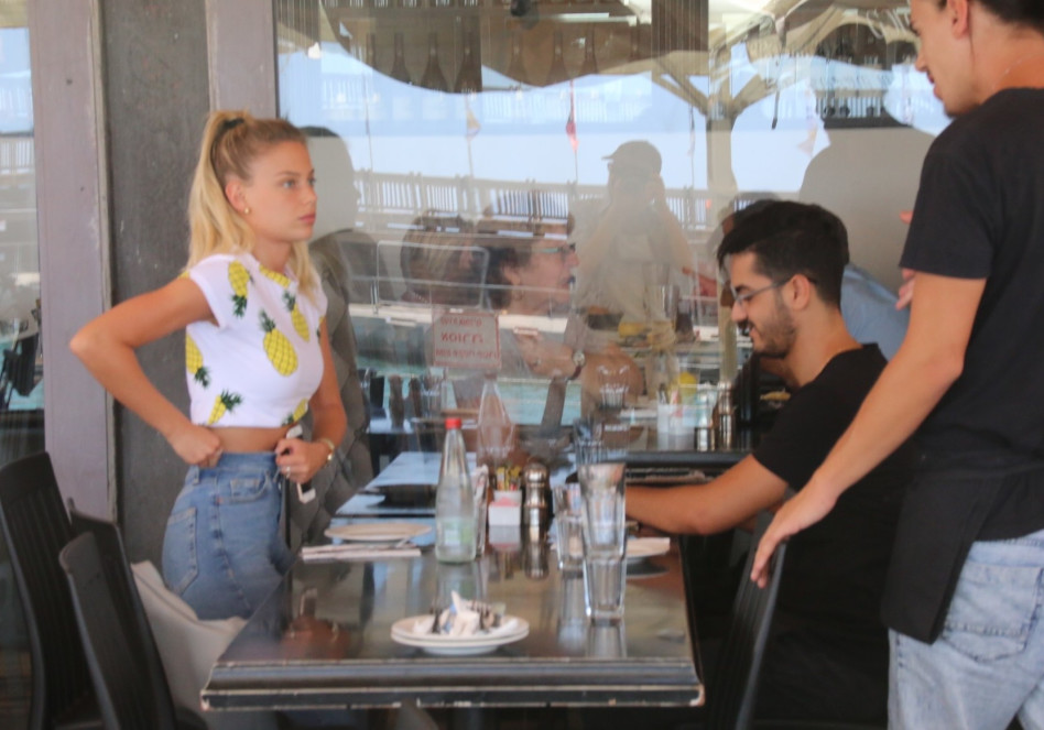 רק אסדר שניה את המכנסיים. בר זומר (צילום: יח"צ)