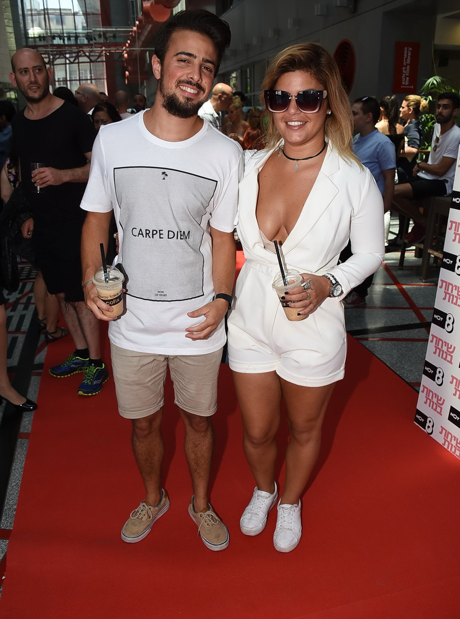 מציג לראווה. מייקל אלרוי והחברה