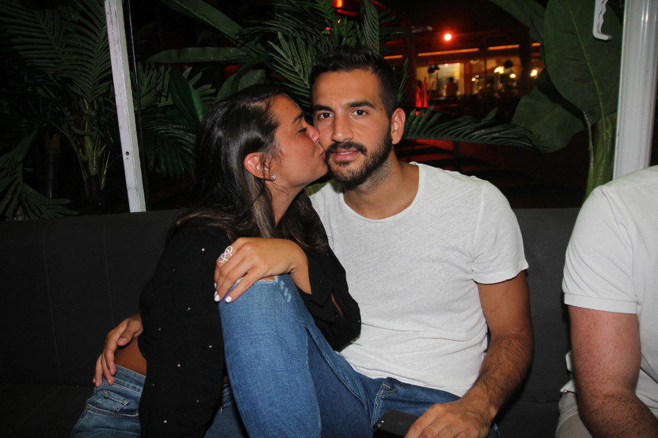 מציגה את החבר