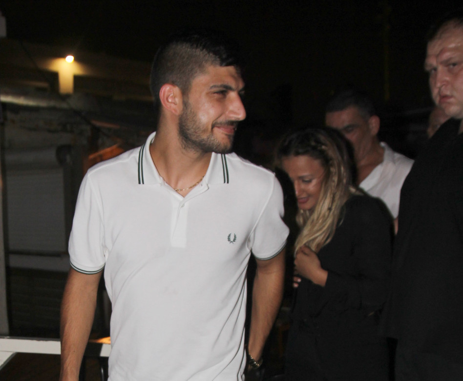 אל תדאגי. החבר כאן לשמור עליך . שוקי ביטון ועדן בן זקן (צילום: אור גפן)