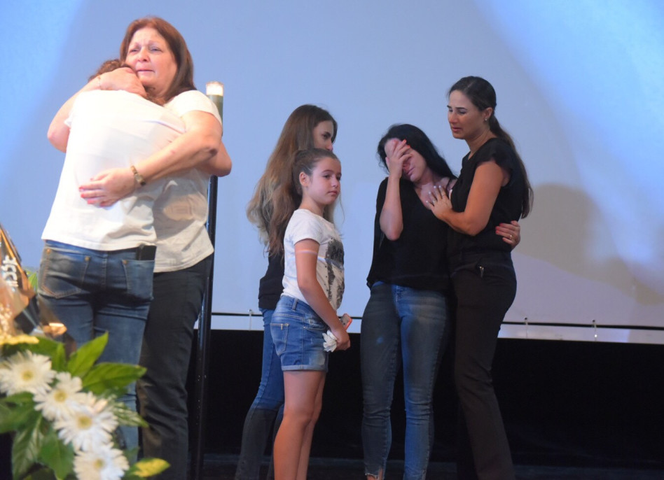 מיכל אמדורסקי עם הבנות. מצד שמאל אמא של פרישר גוטמן