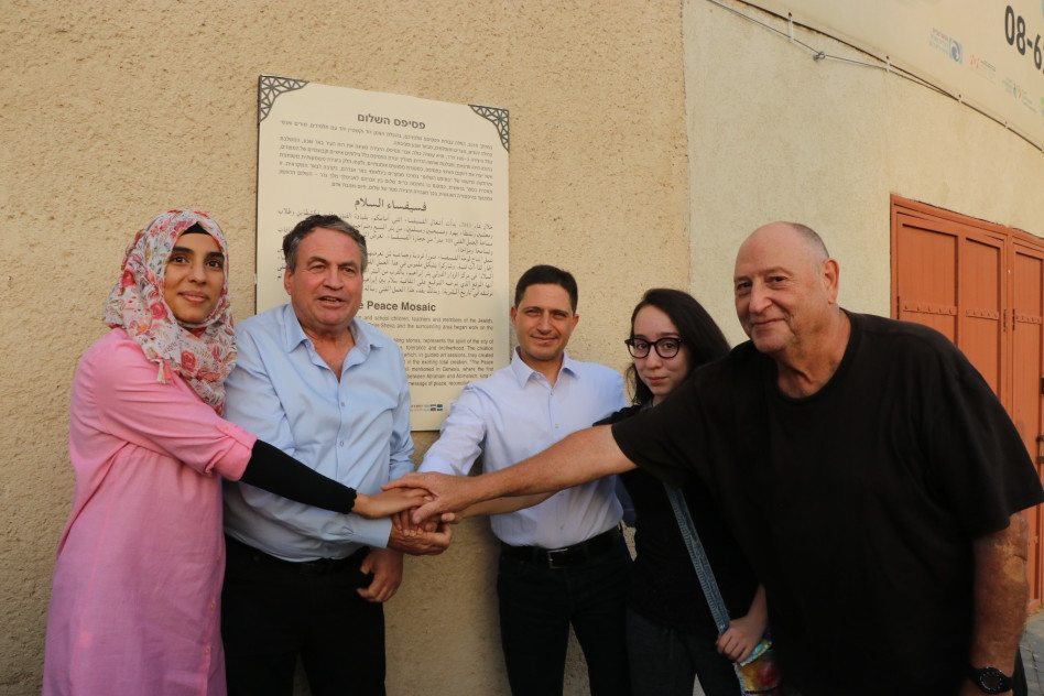 דוד וקשטיין, רוביק דנילוביץ', עוזי דיין ונשות הקהילה שסייעו בבניית הפסיפס (צילום: איקי מימון)